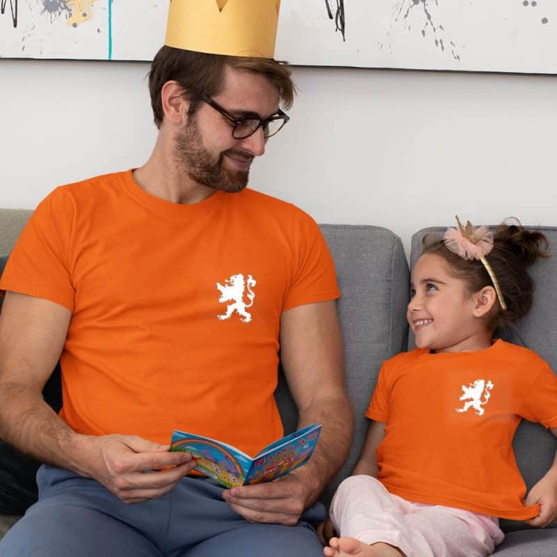 Voorkant van grappige oranje shirt met de leeuw van nederland